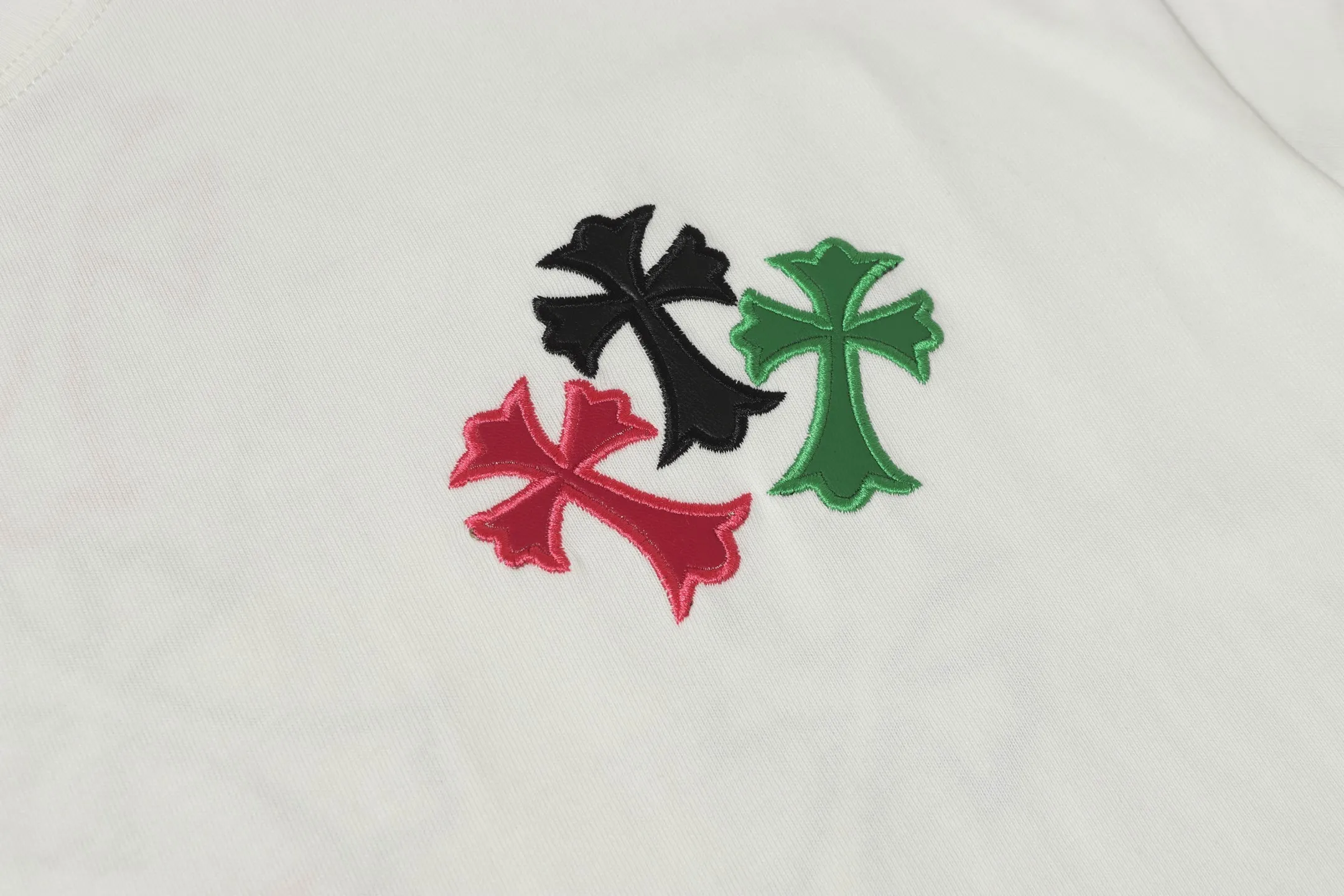 P190 Chrome Hearts CH Chrome Hearts Colorful Cross✝️Applied leather embroidered horseshoe short-sleeved T-shirt. Use imported Tajima machine embroidery. Correct configuration. Black 2025 Chrome Hearts authentic packaging. 280 grams of custom-dyed double yarn cotton. Large version. Loose and stylish. Different from lower versions, slim and long version, upper body and hips. 100% commitment: top quality. Not fast food. Highest version on the market. Top quality - different from ordinary versions on the market. If you care about quality. You must also respect the price. Absolutely zero after-sales service. The return rate so far is 0. It’s hard not to love the style. - 280g custom-dyed double yarn fabric. - Correct high-density main mark, washed tag, hand-sewn.